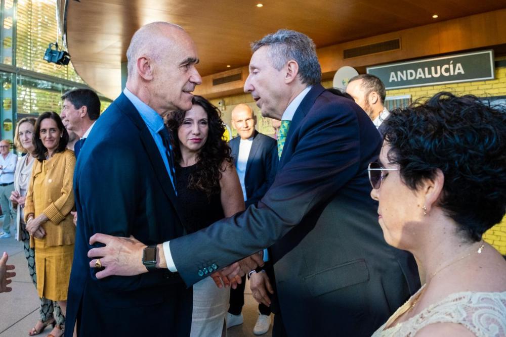El alcalde de Sevilla, Antonio Muñoz, saluda al delegado territorial de la ONCE a su llegada