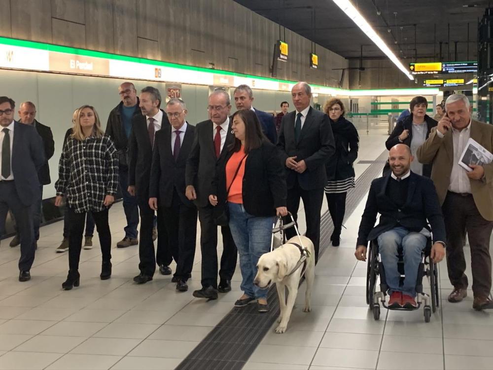 Encarnación Muñoz, usuaria de perro guía, acompañó a la consejera de Fomento y al alcalde en su recorrido