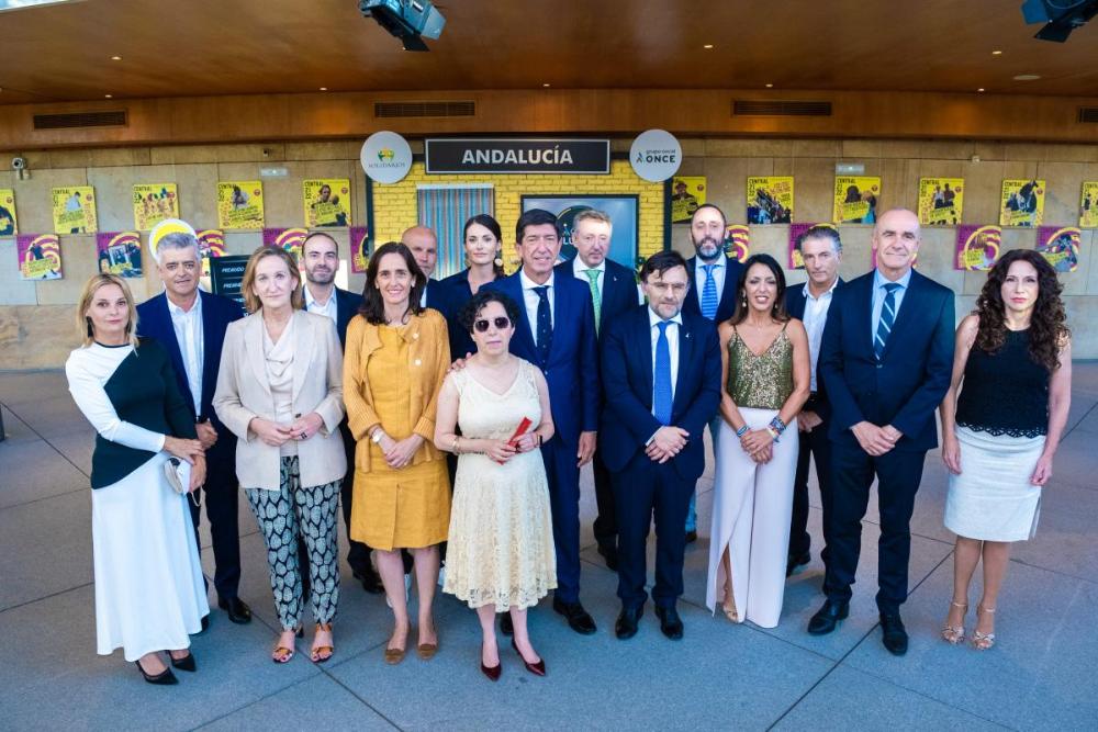 Foto de familia de premiados y autoridades antes de la Gala