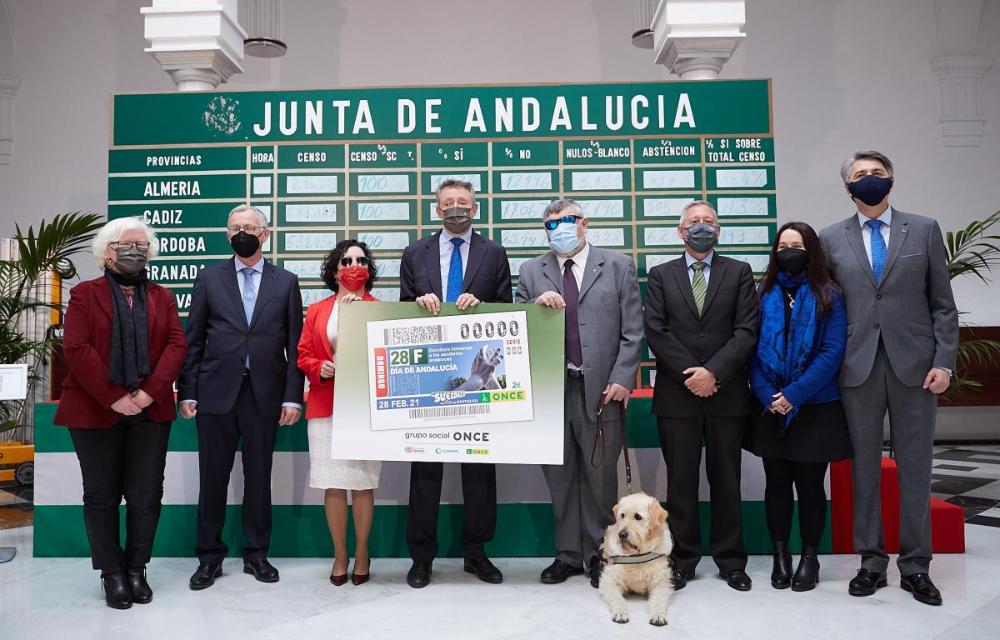Los representantes de la ONCE se hicieron una foto junto al resultado electoral del referéndum del 28-F