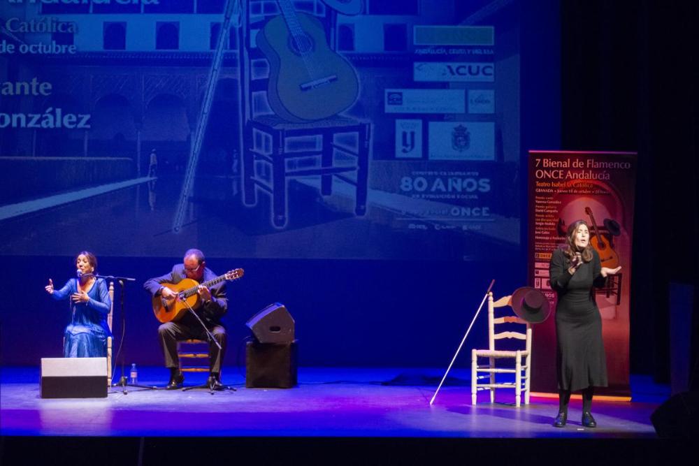 La intérprete en lengua de signos contribuyó a realzar la actuación de Vanessa González con su interpretación