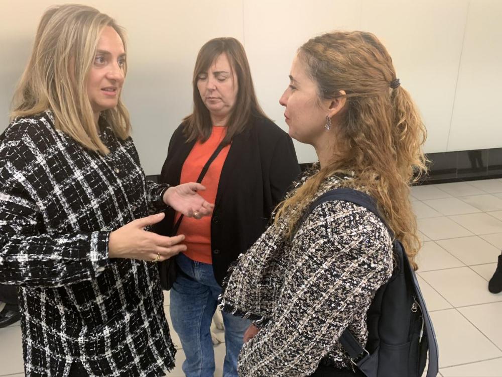 La consejera de Fomento conversa con la vicepresidenta del Consejo Territorial, Leonor Basallote, en presencia de Encarnación Muñoz