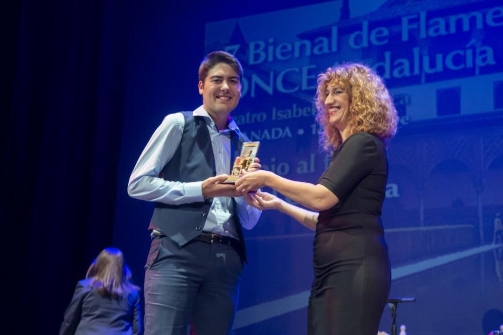María Ángeles Carrasco entregó el premio al guitarrista sevillano David Campaña