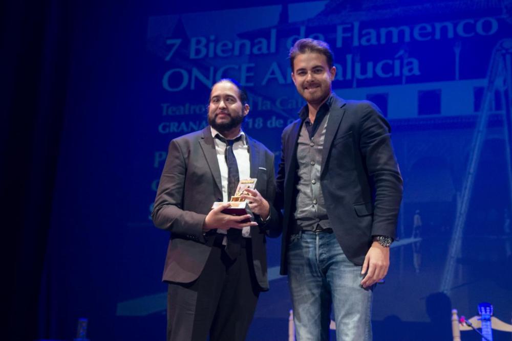 Sergio Molido, artista revelación 2018, afiliado y vendedor de la ONCE, recibió el premio de manos del delegado de Turismo, Cultura y Deporte de la Junta de Andalucía en Granada, Guillermo Quero