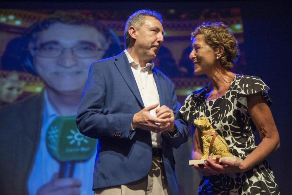 Cristóbal Martínez entrega el reconocimiento de la ONCE a Juan Manzorro a su viuda, Mónica Ramón