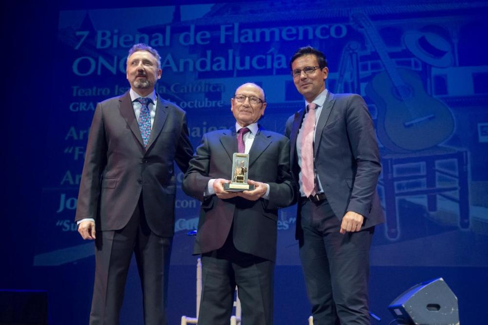 Francisco Cuenca entregó el reconocimiento a Fosforito en presencia del delegado territorial de la ONCE, Cristóbal Martínez