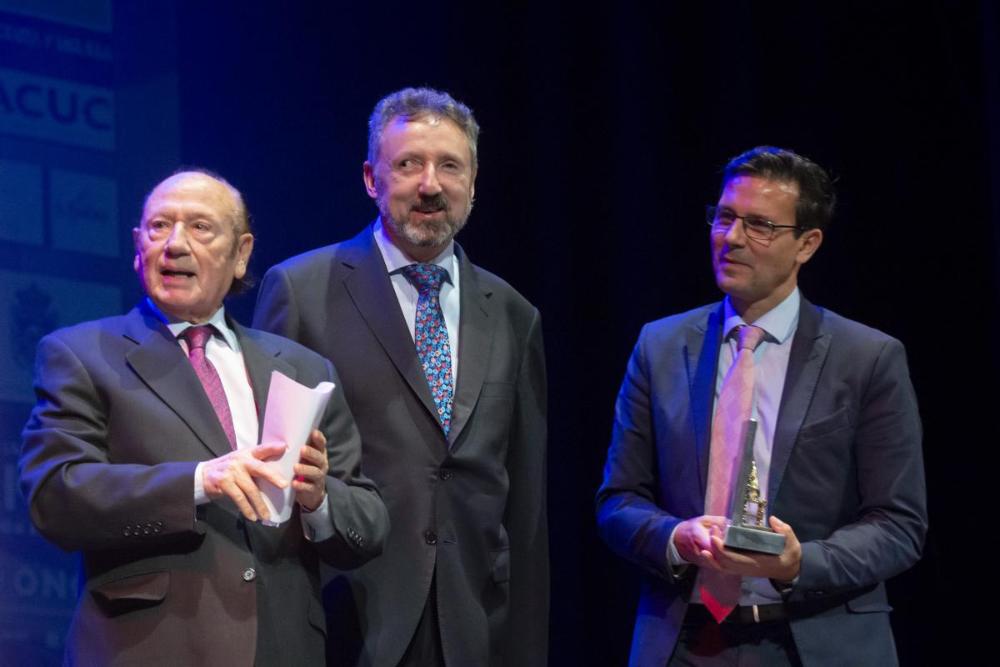 Fosforito, Cristóbal Martínez y Francisco Cuenca en el escenario del Isabel la Católica
