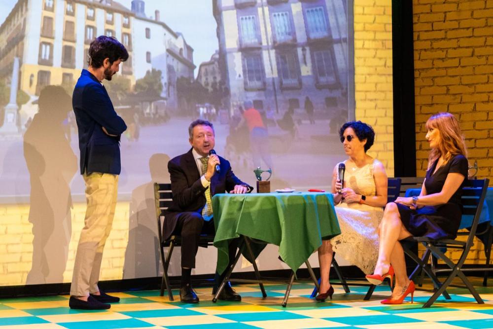 El delegado territorial y la presidenta del Consejo conversan con los presentadores