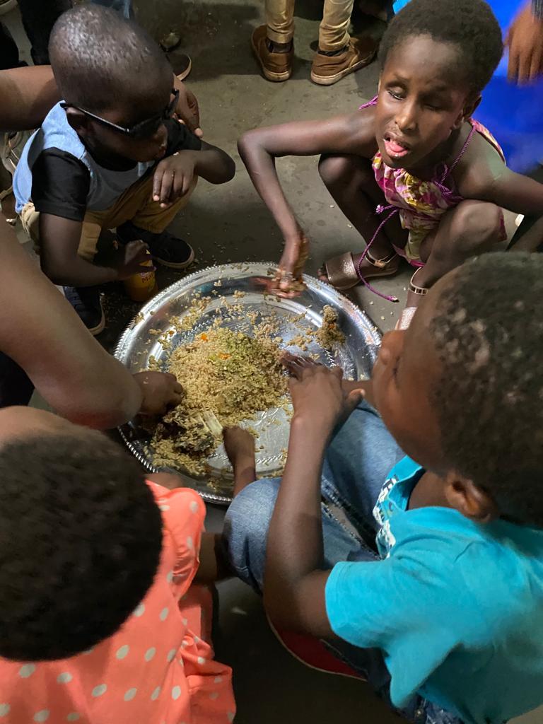 Los niños disfrutaron de la comida que celebraron durante la jornada
