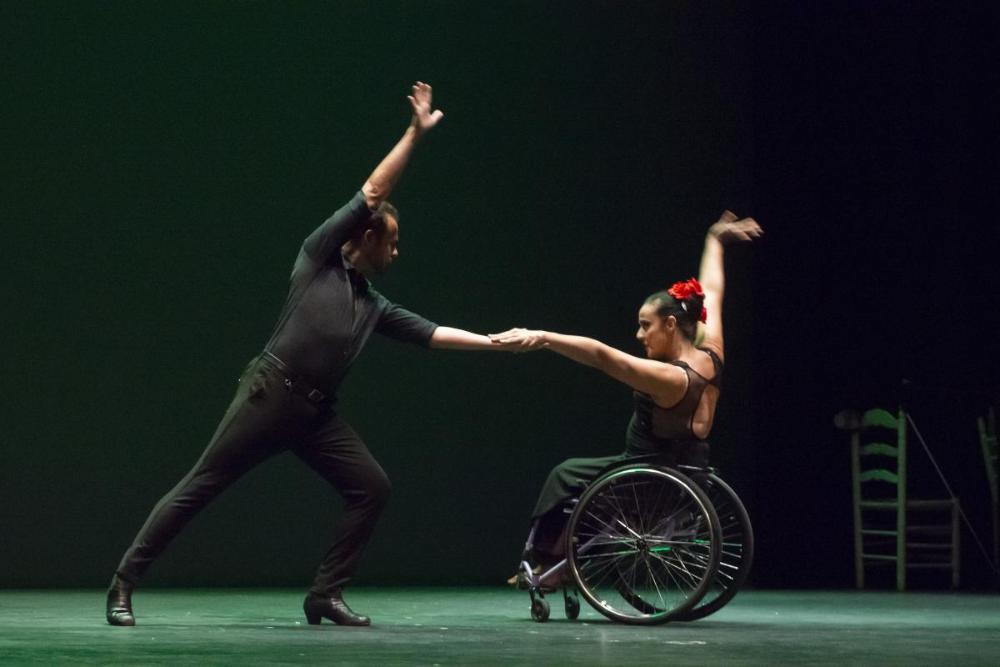 José Galán como artista invitado puso el broche de oro a la Bienal Flamenca con Lola López