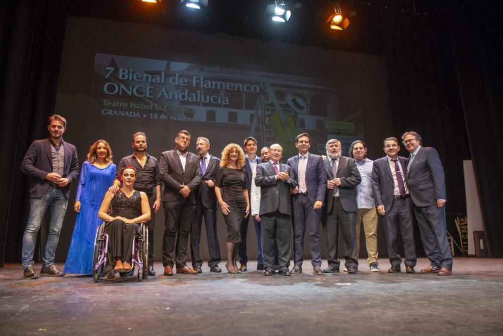 Premiados y autoridades en el escenario tras la Gala