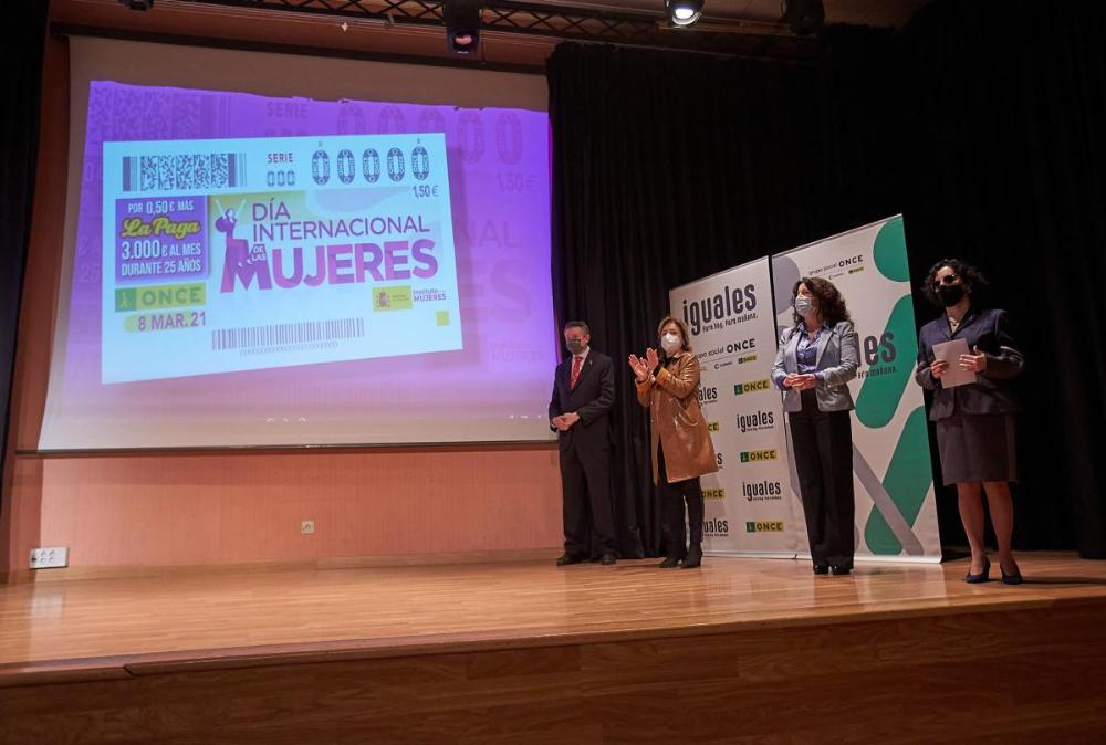 Momento en el que se descubre la imagen del cupón del Día Internacional de las Mujeres