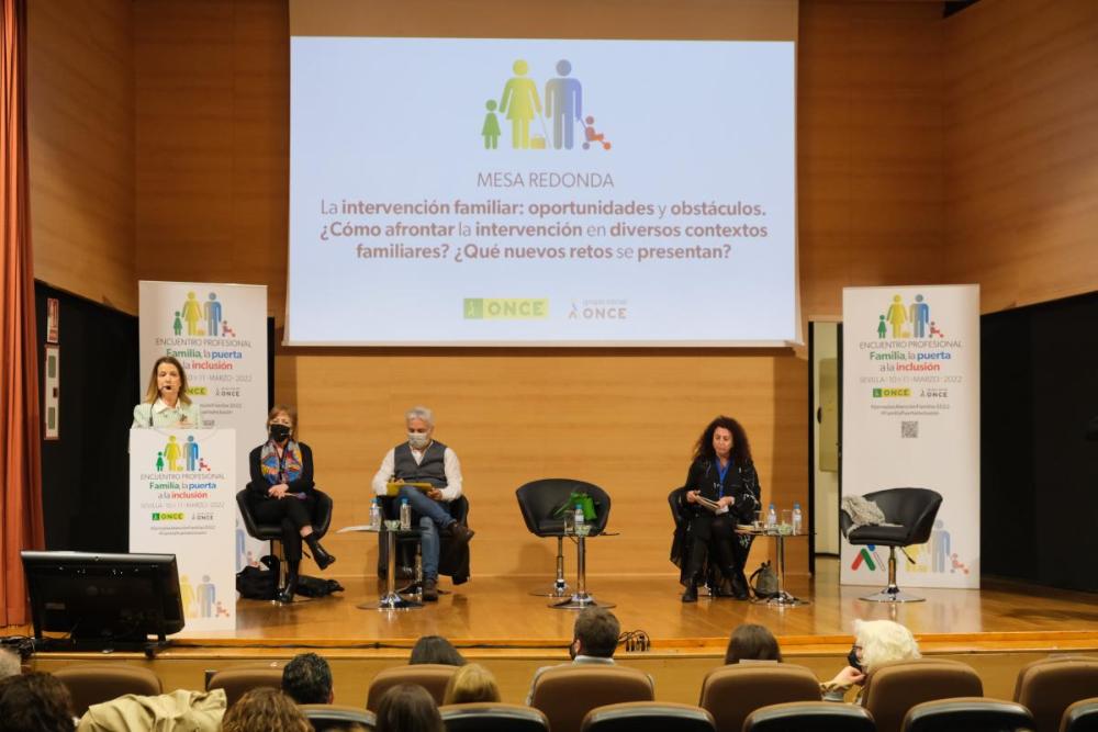 'La intervención familiar, oportunidades y obstáculos' fue el lema de la primera mesa redonda del Encuentro Profesional