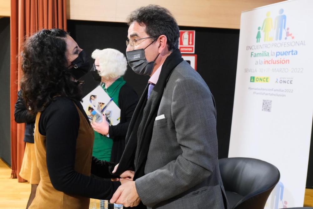Andrés Ramos agradece a Ana González sus palabras de compromiso con la labor social que realiza el Grupo Social ONCE