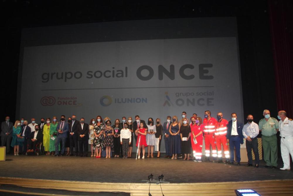 Foto de familia de premiados y autoridades tras la gala