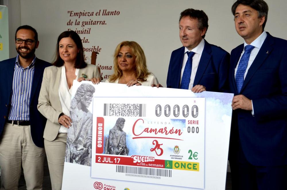 La viuda de Camarón con la alcaldesa de San Fernando y los representantes de la ONCE en la presentación del cupón dedicado al maestro