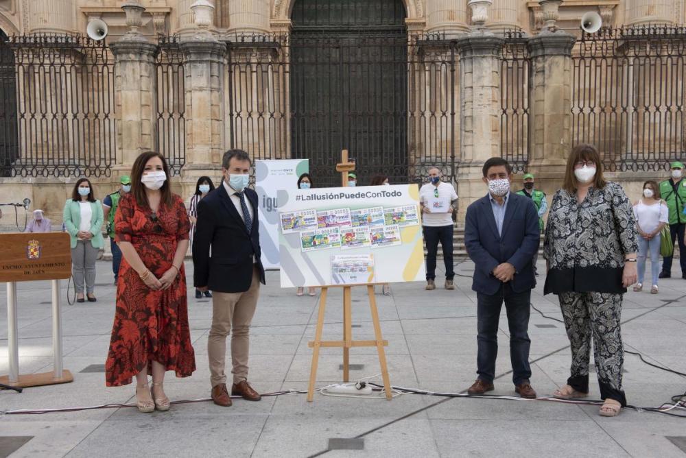 Presentación de los cupones en Jaén, frente a su catedral