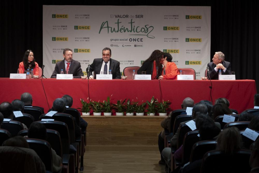La presidenta del Consejo recibe la felicitación de la consejera de Igualdad, Políticas Sociales y Conciliación de la Junta de Andalucía