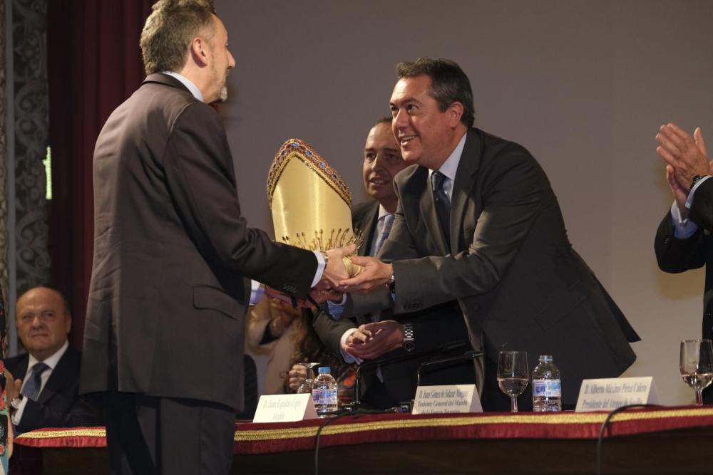 El alcalde de Sevilla, Juan Espadas, que fue también rey Baltasar en la Cabalgata del Ateneo, entrega la corona a Cristóbal Martínez