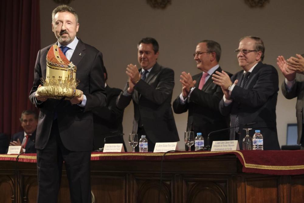 Martínez muestra al público del salón de actos de Capitanía el corona del Rey Baltasar