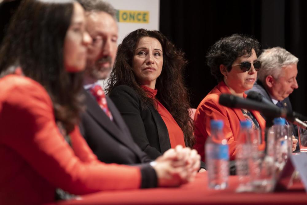 Rocío Ruiz escucha atenta la intervención del presidente de la ONCE y del Grupo Social ONCE