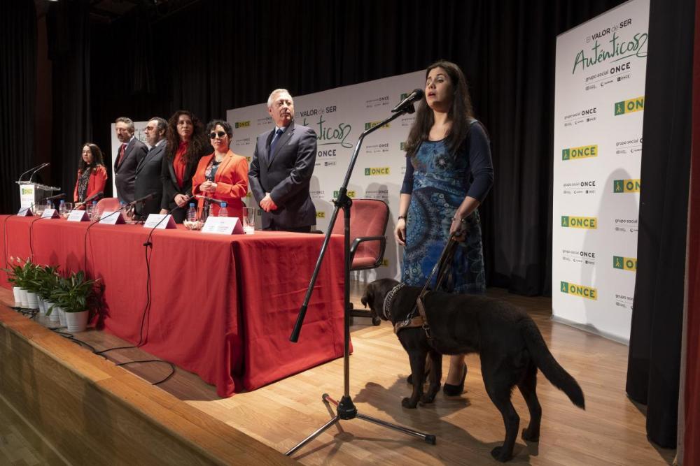 La soprano malagueña Marina Rojas interpretó el himno de Andalucía para finalizar el acto