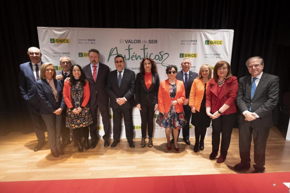 Autoridades que asistieron al acto en la foto de familia tras las tomas de posesión