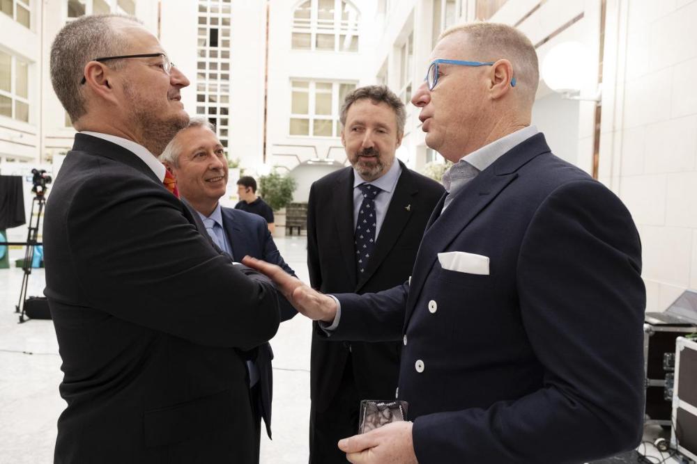 Jorge Cadaval conversa con el director general adjunto de Juego, Patricio Cárceles, el delegado territorial, Cristóbal Martínez, y el subdelegado territorial, José Antonio Toledo