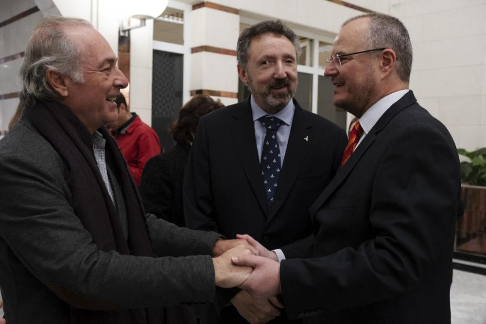 Patricio Cárceles y Cristóbal Martínez reciben al cantante José Manuel Soto a su llegada a la Delegación Territorial