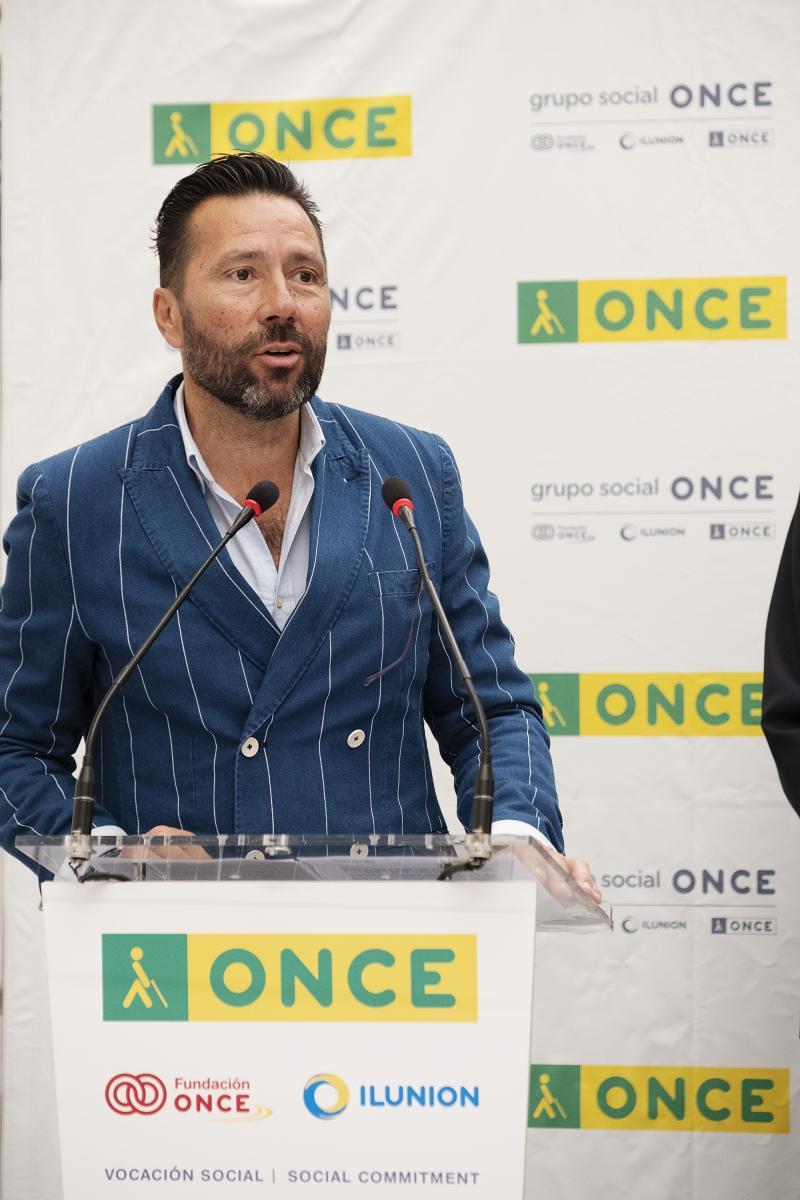 El presentador de Canal Sur Radio, Pepe Da Rosa, condujo el acto de presentación en sociedad del cupón de Los Morancos