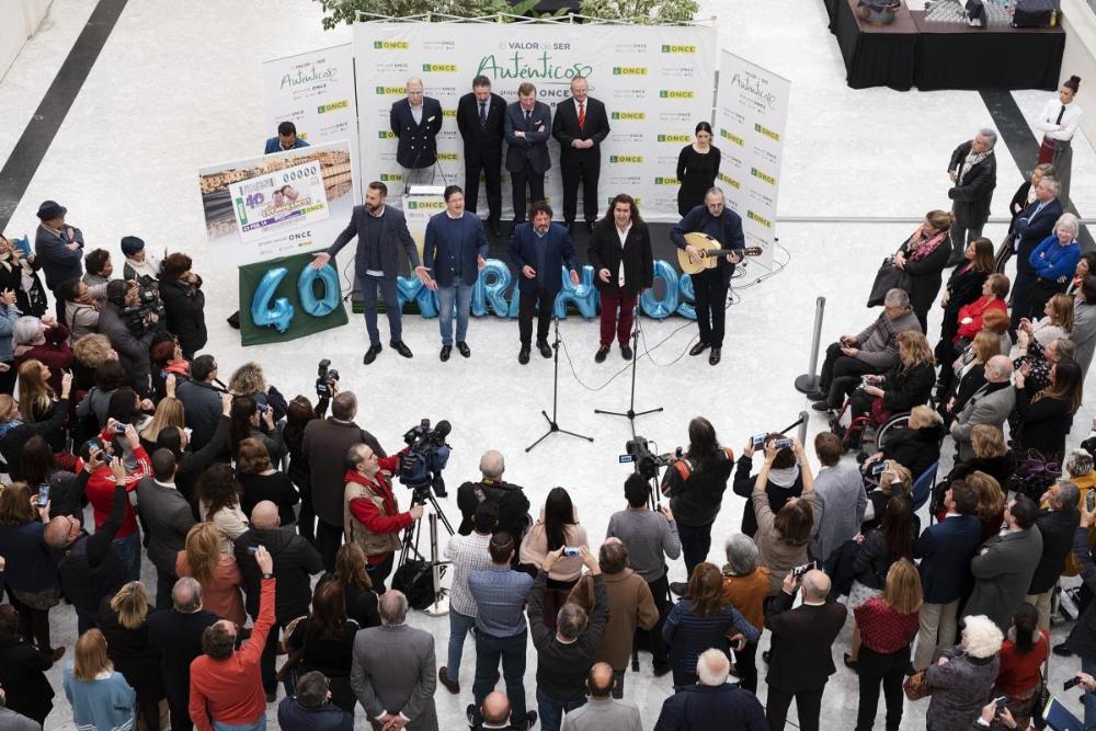 La actuación de Cantores de Hispális puso punto final a la presentación del cupón