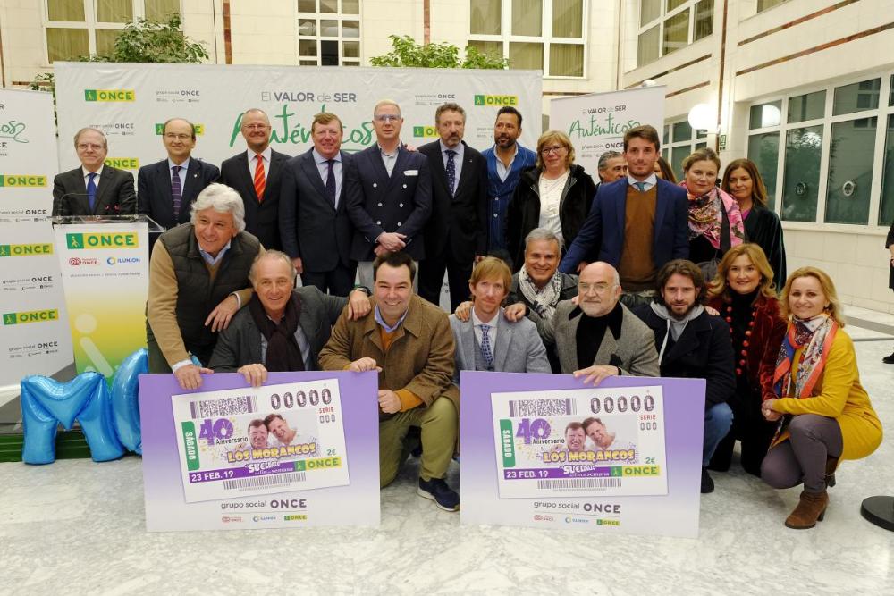 Foto de familia de amigos y familiares de Los Morancos en torno al cupón de la ONCE