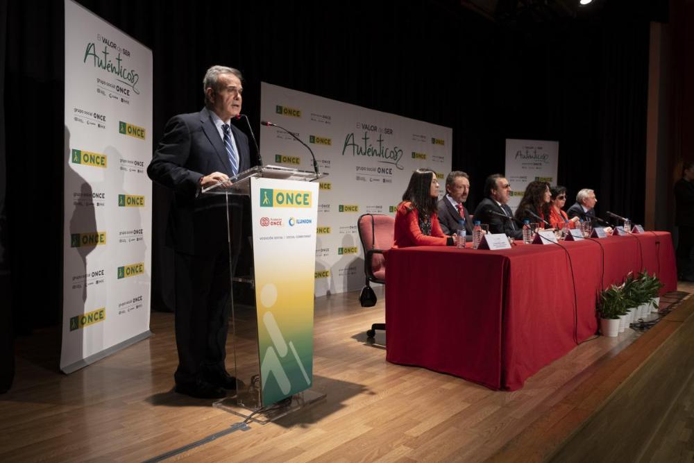 El periodista Cristóbal Cervantes, maestro de la palabra, condujo el acto de tomas de posesión en la Delegación Territorial