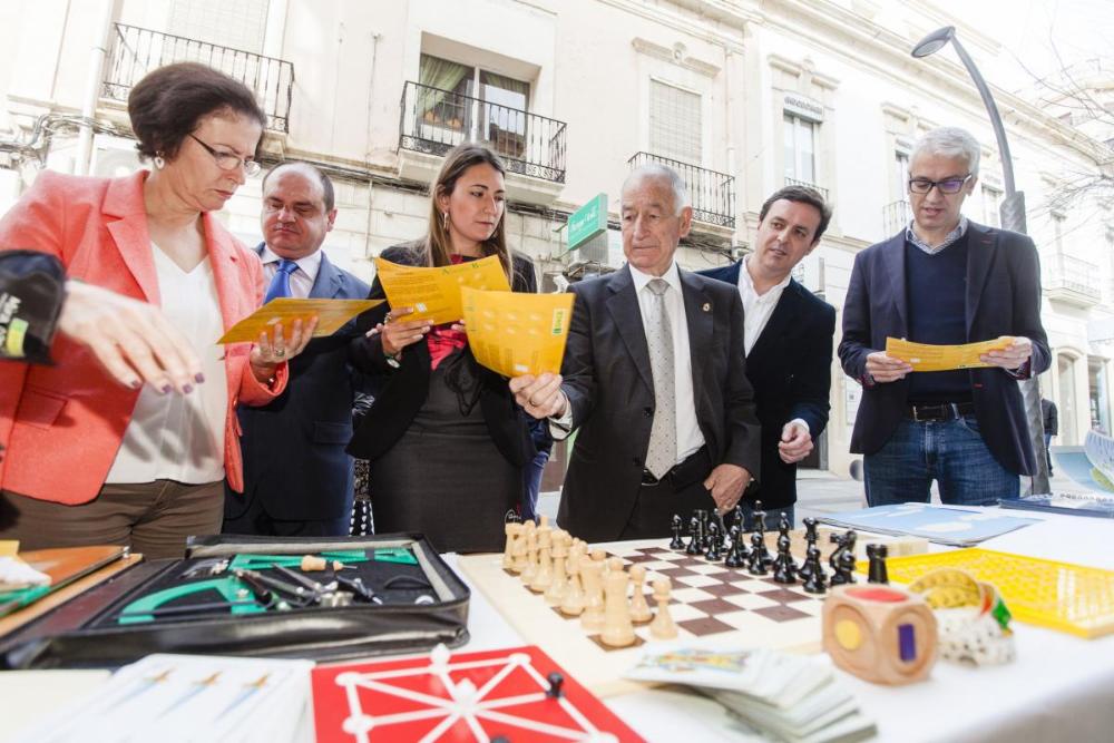 El presidente de la Diputación de Almería visitó también la exposición instalada a las puertas de la sede de la ONCE