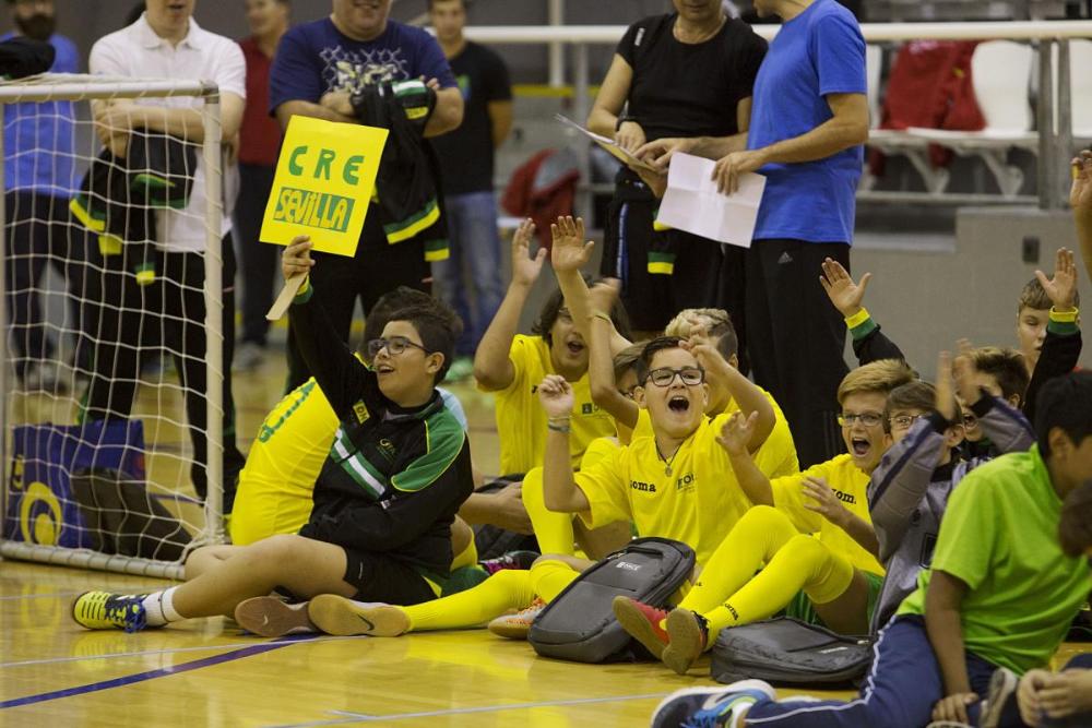 Paritcipantes en los Encuentros a pie de pista en el pabellón del CRE