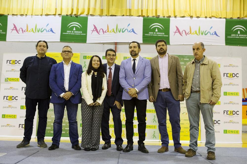 Autoridades en el acto de inauguración