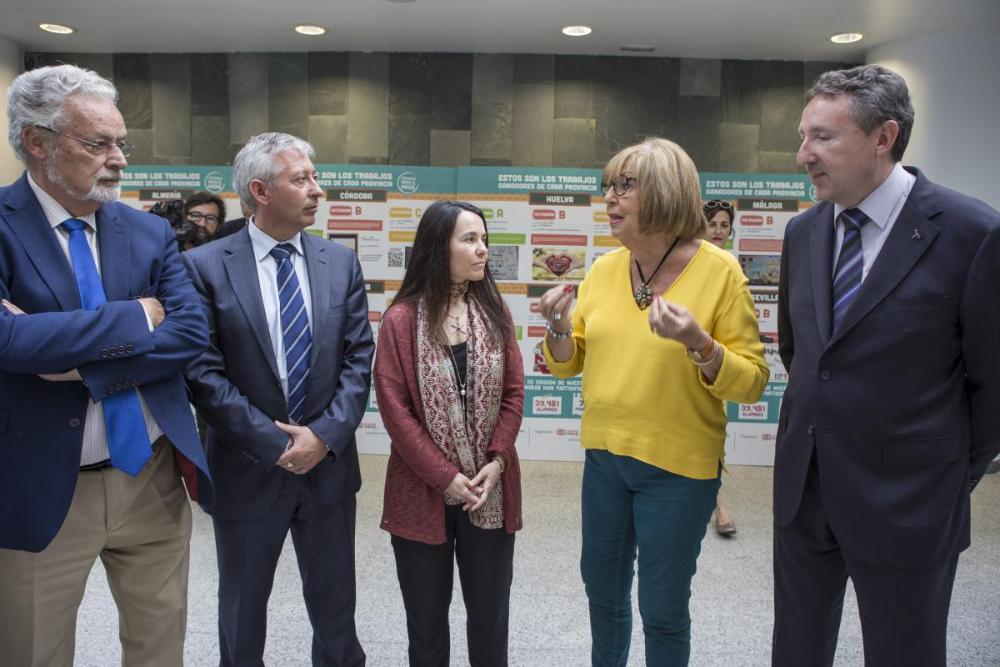 La consejera de Educación y el Defensor del Pueblo Andaluz a su llegada al CRE de Sevilla