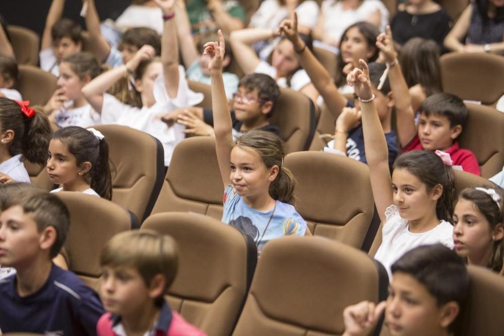 Los chavales atentos a las preguntas que se les hacía desde el escenario