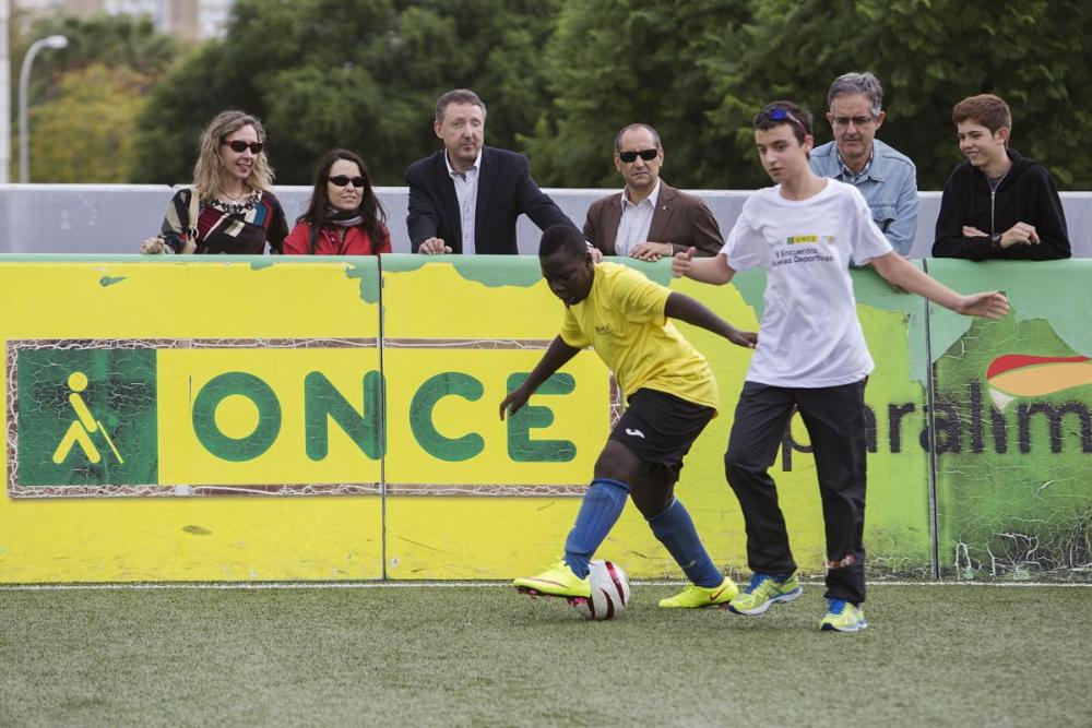 La vicepresidenta de la ONCE, el delegado territorial y la directora del CRE viendo uno de los partidos de fútbol