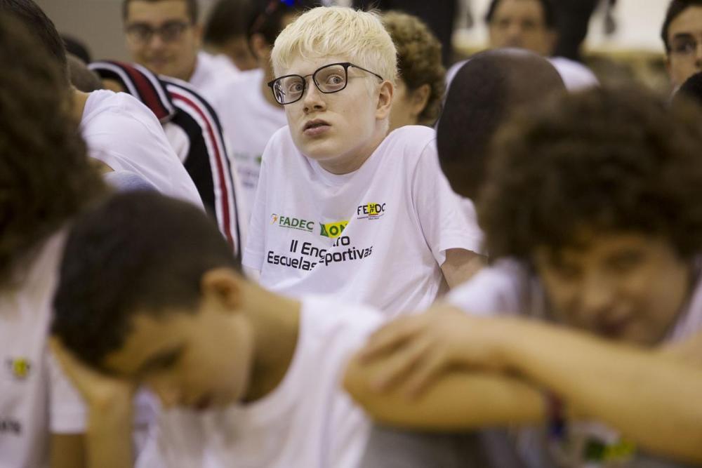 los chavales a pie de pista siguiendo la clausura