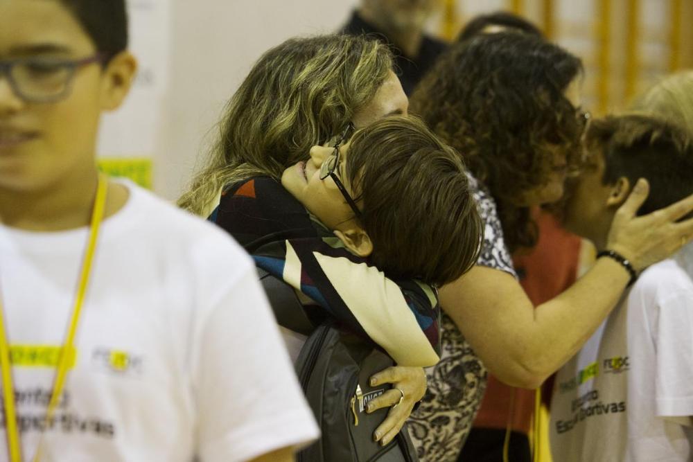 abrazos tras recibir los trofeos