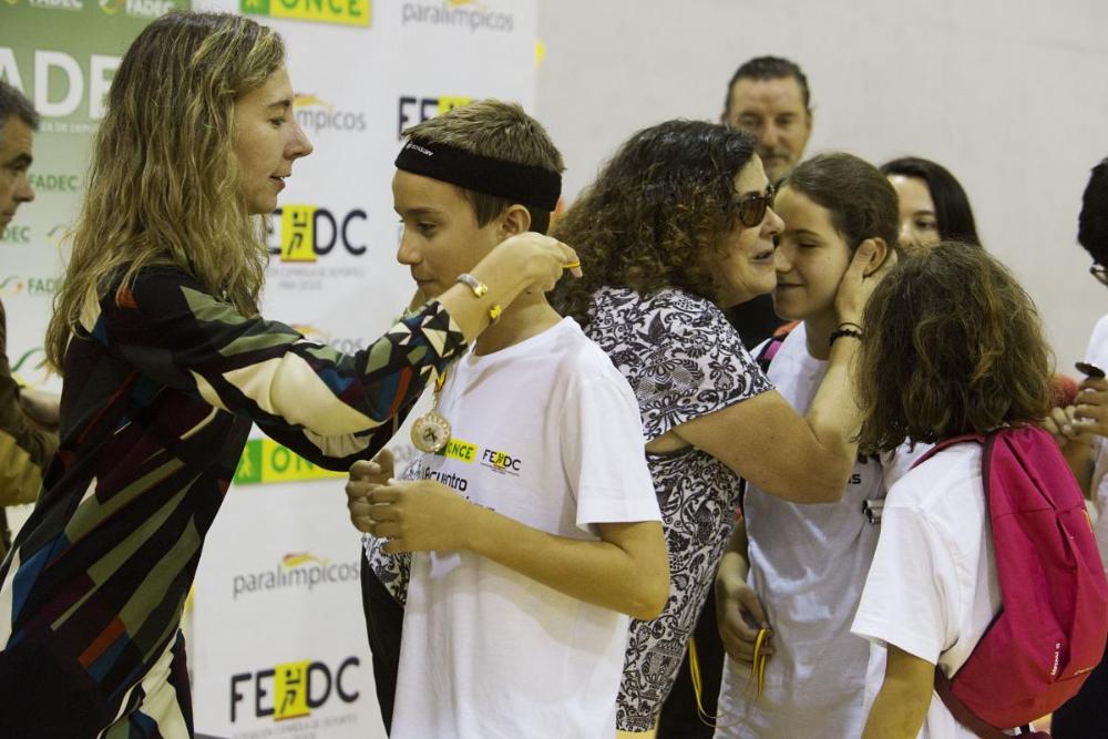 la vicepresidenta de la ONCE entregando las medallas