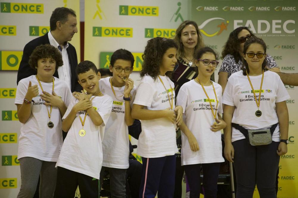 Foto de familia de algunos de los premiados tras recibir sus medallas