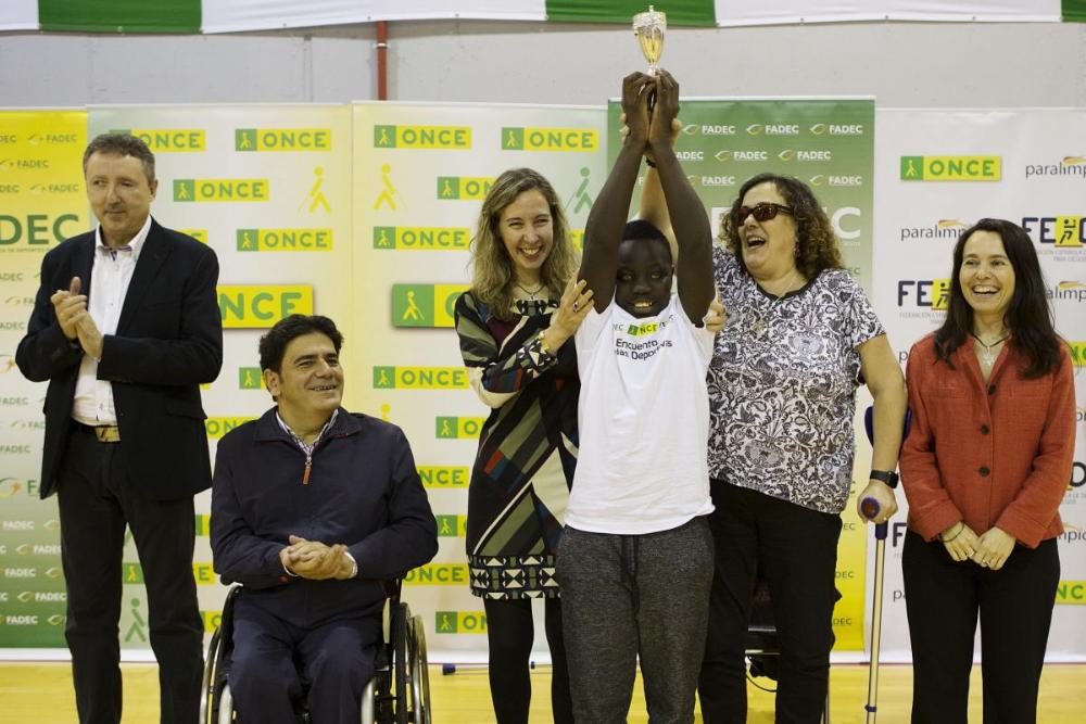 Uno de los participantes alza su copa feliz tras recibir su reconomiento y aplauso de los asistentes