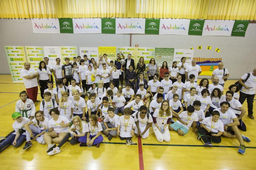 Foto de familia de los participantes, la mayoría de ellos, tras la clausura