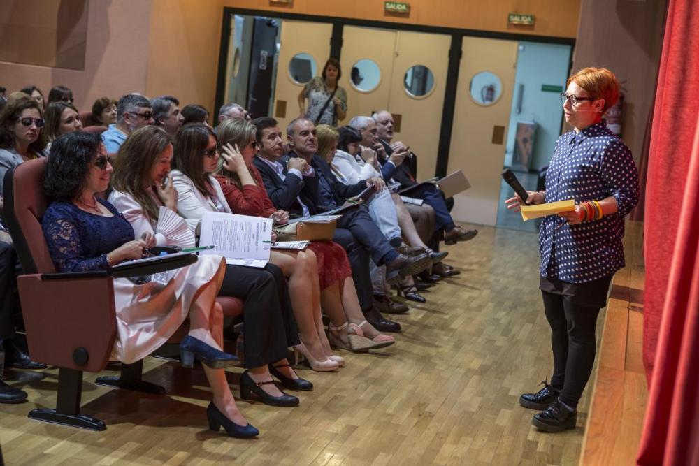 La presentadora de Canal Sur TV conversa también con miembros del jurado