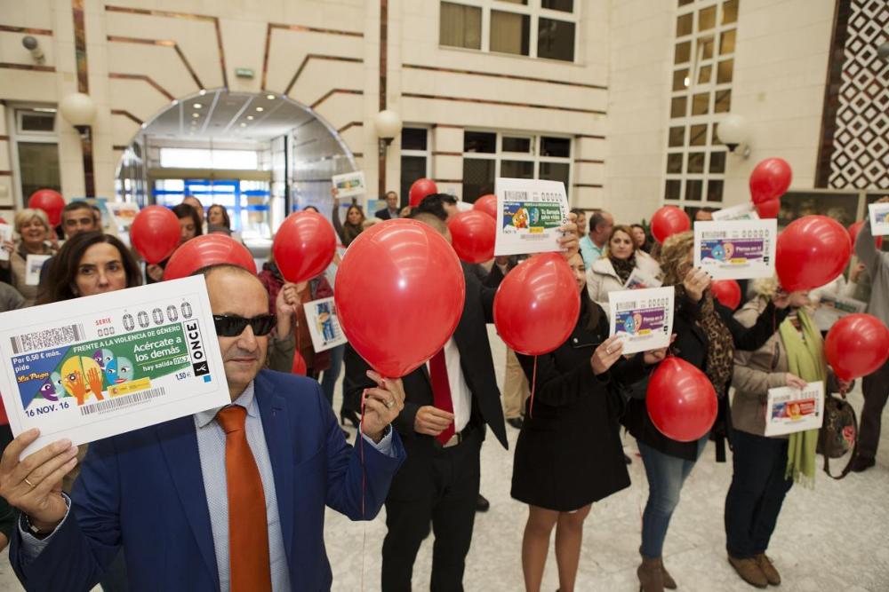 El público asistente al acto portando globos rojos