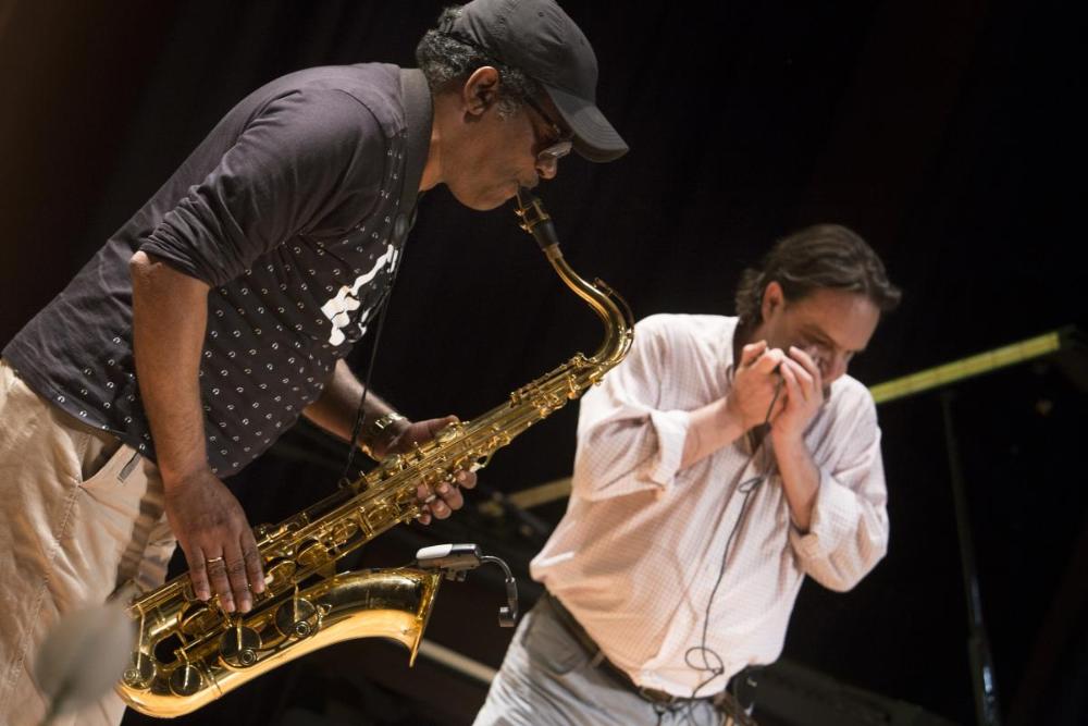 Actuación de T.J. Blues Band, integrado por José Reyes y Tirso Roche
