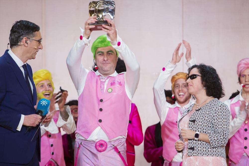 Isabel Viruet entrega el tercer premio al director de la chirigota 'Los Pastelitos'