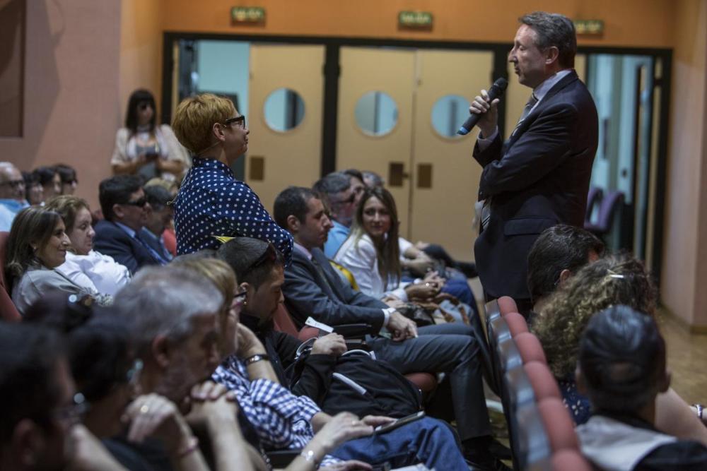 El delegado territorial conversa con Beatriz Díaz mientras el jurado delibera.